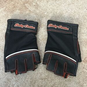 NWOT Harley Davidson Fingerless riding gloves. Size small brand new.